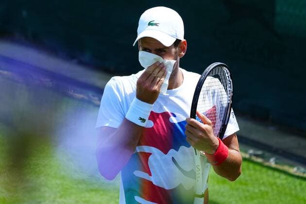 Sport Themen der Woche KW25 Sport Bilder des Tages Mandatory Credit: Photo by Javier Garcia Shutterstock (12994278k) Novak Djokovic blows his nose Wimbledon Tennis Championship Practice and Previews, The All England Lawn Tennis and Croquet Club, London, UK - 21 Jun 2022 Wimbledon Tennis Championship Practice and Previews, The All England Lawn Tennis and Croquet Club, London, UK - 21 Jun 2022  Copyright: xJavierxGarcia Shutterstockx 12994278k