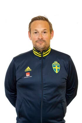 220621 Förbundskapten Martin Möller poserar för ett porträtt under en fotografering med det svenska U23-damlandslaget i fotboll den 21 juni 2022 i Helsingborg. Copyright: MATHILDAxAHLBERG BB220621BB113
