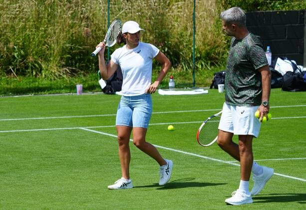 Mandatory Credit: Photo by Javier Garcia Shutterstock (12994278ed) Iga Swiatek training with coach Wimbledon Tennis Championship Practice and Previews, The All England Lawn Tennis and Croquet Club, London, UK - 21 Jun 2022 Wimbledon Tennis Championship Practice and Previews, The All England Lawn Tennis and Croquet Club, London, UK - 21 Jun 2022  Copyright: xJavierxGarcia Shutterstockx 12994278ed