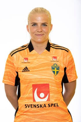 220621 Emma Holmgren poserar för ett porträtt under en fotografering med det svenska U23-damlandslaget i fotboll den 21 juni 2022 i Helsingborg. Copyright: MATHILDAxAHLBERG BB220621BB119