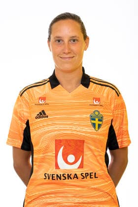 220621 Emma Lind poserar för ett porträtt under en fotografering med det svenska U23-damlandslaget i fotboll den 21 juni 2022 i Helsingborg. Copyright: MATHILDAxAHLBERG BB220621BB120
