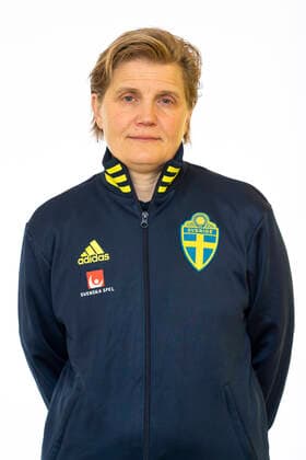 220621 Fysioterapeut Asa Lönnkvist poserar för ett porträtt under en fotografering med det svenska U23-damlandslaget i fotboll den 21 juni 2022 i Helsingborg. Copyright: MATHILDAxAHLBERG BB220621BB123