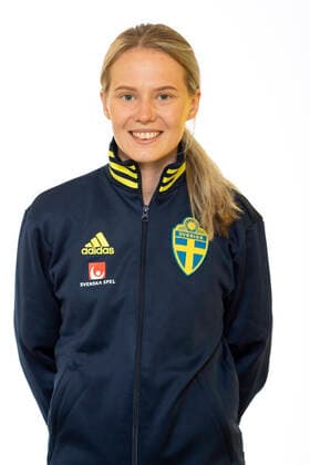 220621 Fystränare Lovisa Lundqvist poserar för ett porträtt under en fotografering med det svenska U23-damlandslaget i fotboll den 21 juni 2022 i Helsingborg. Copyright: MATHILDAxAHLBERG BB220621BB124