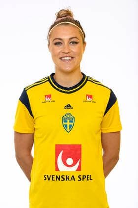 220621 Freja Olofsson poserar för ett porträtt under en fotografering med det svenska U23-damlandslaget i fotboll den 21 juni 2022 i Helsingborg. Copyright: MATHILDAxAHLBERG BB220621BB125