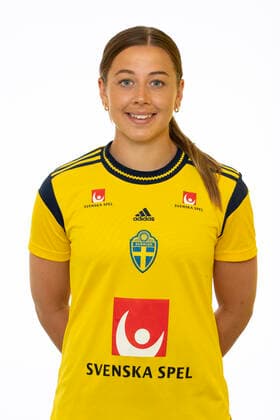 220621 Cornelia Kapocs poserar för ett porträtt under en fotografering med det svenska U23-damlandslaget i fotboll den 21 juni 2022 i Helsingborg. Copyright: MATHILDAxAHLBERG BB220621BB127