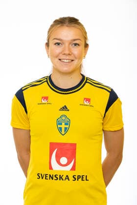 220621 Beata Olsson poserar för ett porträtt under en fotografering med det svenska U23-damlandslaget i fotboll den 21 juni 2022 i Helsingborg. Copyright: MATHILDAxAHLBERG BB220621BB136