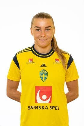 220621 Ebba Hed poserar för ett porträtt under en fotografering med det svenska U23-damlandslaget i fotboll den 21 juni 2022 i Helsingborg. Copyright: MATHILDAxAHLBERG BB220621BB138