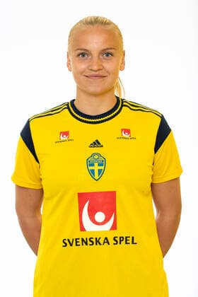 220621 Wilma Carlsson poserar för ett porträtt under en fotografering med det svenska U23-damlandslaget i fotboll den 21 juni 2022 i Helsingborg. Copyright: MATHILDAxAHLBERG BB220621BB141