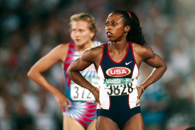 Gail Devers geb.19.11.1966 in Seattle USA groß 160cm aber eine der größten und erfolgreichsten Leichtsthletinnen ever in Sprint und Hürdenlauf mit 3 olmpischen Goldmedaillen in Barcelona 92 100m Lauf und Atlanta 96 in 10m + 4x100m sowie bei Weltmeisterschaften Golod in Toko 91 100m Hürden plus Stuttgart 93 100m plus 100m Hürden , Göteborg 95 100m Hürden, Athen 97 4x100m, Seilla 99 100m Hürden, Silber in Edmonton 2001 100mHürden; bei Hallenweltmeisterschaften Gold in Toronto 93 60m , Paris 97 0m, Birmingham 2003 60m Hürden, Silber in Budapest 200 60m Hürden, damit immer noch nicht genug geann sie doch bei den panamerikanischen Spielen Indianapolis 1987 auch noch Gold über 100m und 4x100m!!! *** Gail Devers born 19 11 1966 in Seattle USA tall 160cm but one of the greatest and most successful Leichtsthletinnen ever in sprint and hurdles with 3 olmpischen gold medals in Barcelona 92 100m run and Atlanta 96 in 10m 4x100m as well as at World Championships Golod in Toko 91 100m hurdles plus Stuttgart 93 100m plus 100m hurdles , Gothenburg 95 100m hurdles, Athens 97 4x100m, Seilla 99 100m hurdles, silver in Edmonton 2001 100m hurdles at World Indoor Championships gold in Toronto 93 60m, Paris 97 0m, Birmingham 2003 60m hurdles, silver in Budapest 200 60m hurdles, still not enough she also won gold in 100m and 4x100m at the 1987 Pan American Games in Indianapolis.