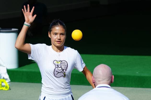 Sport Bilder des Tages Mandatory Credit: Photo by Javier Garcia Shutterstock (12994278ga) Emma Raducanu plays Spike Ball before practice Wimbledon Tennis Championship Practice and Previews, The All England Lawn Tennis and Croquet Club, London, UK - 21 Jun 2022 Wimbledon Tennis Championship Practice and Previews, The All England Lawn Tennis and Croquet Club, London, UK - 21 Jun 2022  Copyright: xJavierxGarcia Shutterstockx 12994278ga