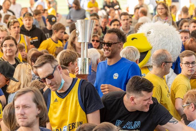 Sport Themen der Woche KW25 Sport Bilder des Tages Basketball Berlin 21.06.2022 Saison 2021 2022 1. Bundesliga easyCredit BBL Alba Berlin Saisonabschlussfeier mit den Fans Louis Olinde (Alba Berlin, No.19) mit dem Pokalsieger-Pokal *** Basketball Berlin 21 06 2022 Season 2021 2022 1 Bundesliga easyCredit BBL Alba Berlin end of season party with the fans Louis Olinde Alba Berlin, No 19 with the Cup Winners Cup