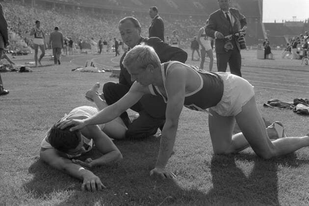 Juergen KALFELDER, links, BRD, liegt erschoepft auf dem Rasen, rechts Hans-Ulrich SCHULZ, DDR. kuemmert sich, fairplay, freundschaftliche Geste, beide 400m-Laeufer, Leichtathletik, Leichtathleten, Leichtathletik Ost-West-Ausscheidung fuer Olympia Tokio am 23.08.1964 im Berliner Olympiastadion, *** Juergen KALFELDER, left, FRG, lying exhausted on the lawn, right Hans Ulrich SCHULZ, GDR takes care, fairplay, friendly gesture, both 400m runners, track and field, track and field athletes, track and field East West elimination for Olympia Tokyo on 23 08 1964 in Berlin Olympic Stadium, *** Juergen KALFELDER, left, FRG, lying exhausted on the lawn, right Hans Ulrich SCHULZ, GDR takes care, fairplay, friendly gesture, both 400m runners, track and field, track and field athletes, track and field East West elimination for Olympia Tokyo on 23 08 1964 in Berlin Olympic Stadium, Juergen KALFELDER, left, FRG, lying exhausted on the lawn, right Hans Ulrich SCHULZ, GDR takes care, fairplay, friendly gesture, both 400m runners, track and field, track and field athletes, track and field East West elimination for Olympia Tokyo on 23 08 1964 in Berlin Olympic Stadium,