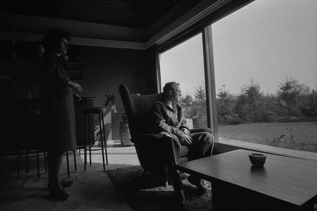Uwe SEELER, Deutschland, Fussballspieler, Hamburger SV, privat, sitzt im Sessel und schaut aus dem Fenster, links seine Ehefrau Ilka, 24.04.1964,, *** Uwe SEELER, Germany, football player, Hamburger SV, private, sitting in armchair and looking out the window, on the left his wife Ilka, 24 04 1964,, *** Uwe SEELER, Germany, football player, Hamburger SV, private, sitting in armchair and looking out the window, on the left his wife Ilka, 24 04 1964,, Uwe SEELER, Germany, football player, Hamburger SV, private, sitting in armchair and looking out the window, on the left his wife Ilka, 24 04 1964,,