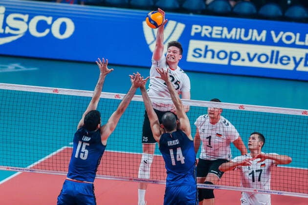 (220622) -- QUEZON CITY, June 22, 2022 -- Germany s Lukas Maase (top) spikes the ball during the FIVB Volleyball Nations League Men s Pool 3 match between the Italy and Germany in Quezon City, the Philippines on June 22, 2022. ) (SP)PHILIPPINES-QUEZON CITY-FIVB VOLLEYBALL NATIONS LEAGUE-ITALY VS GERMANY ROUELLExUMALI 