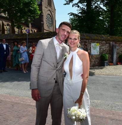 Hüthum Emmerich - Gut Falkenstein - Fussball National-Spieler Robin Gosens heiratet seine langjährige Freundin Rabea Böhlke Hüthum Emmerich Gut Falkenstein - Fussball National-Spieler Robin Gosens heiratet seine langjährige Freundin Rabea Böhlke Robin Gosens und Rabea Böhlke kennen sich aus ihrer gemeinsamen Schulzeit und sind schon seit Jahren ein Paar. Nun machte es der Fußballnationalspieler aus Elten am Samstag amtlich und heiratete die aus Praest stammende Rabea auf dem Hüthumer Gut Falkenstein. Emmerichs Bürgermeister Peter Hinze nahm die Trauung des prominenten Bürgers der Stadt vor. Dem Paar standen als Trauzeugen Vanessa Sangs und Mike Wezendonk zur Seite. Im Garten der Familie Gosens fand die kleine aber feine Feier statt. Tags zuvor hatte die Nachbarschaft schon auf traditionelle Art und Weise gekränzt. Robin Gosens spielt zur Zeit bei Inter Mailand, Emmerich Nordrhein Westfalen Germany