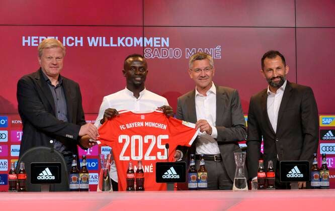 Sport Themen der Woche KW25 Sport Bilder des Tages 22.06.2022, Fussball 1. Bundesliga 2022 2023, FC Bayern München, Neuzugang Sadio Mane (FC Bayern München) aus Liverpool wird in der Allianz-Arena München der Presse vorgestellt. v.l. Vorstandsmitglied Oliver Kahn (Bayern München), Sadio Mane (FC Bayern München), Präsident Herbert Hainer (FC Bayern) und Hasan Salihamidzic (Bayern München) *** 22 06 2022, Football 1 Bundesliga 2022 2023, FC Bayern Munich, New signing Sadio Mane FC Bayern Munich from Liverpool is presented to the press at the Allianz Arena in Munich v l board member Oliver Kahn Bayern Munich , Sadio Mane FC Bayern Munich , President Herbert Hainer FC Bayern and Hasan Salihamidzic Bayern Munich