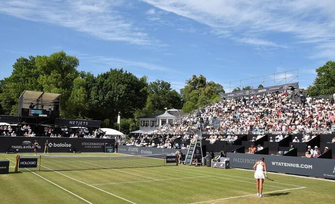22.06.2022 Bad Homburg vor der Höhe, Kurpark, Tennis WTA, Tennis Damen 250 Bad Homburg Open Achtelfinale Lucia Bronzetti gegen Angelique Kerber auf dem Centre Court mit vielen Zuschauern emspor, DFL regulations prohibit any use of photographs as image sequences and or quasi-video