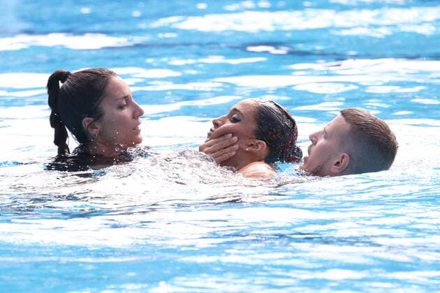 Sport Themen der Woche KW25 Sport Bilder des Tages SWIMMING - FINA WC 2022 BUDAPEST,HUNGARY,22.JUN.22 - ARTISTIC SWIMMING - FINA World Championships, Solo Free. Image shows Anita Alvarez (USA) with coaches.  GEPAxpictures xCsabaxDoemoetoer