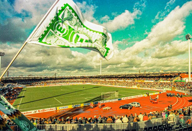 Aus 1. BL. Saison 1997 98 VfL Wolfsburg - VfL Bochum 0:2 am 28.02.1998. Im Foto: VfL Wolfsburg Stadion mit der neu errichteten Überdachten Nordkurve. *** From 1 BL season 1997 98 VfL Wolfsburg VfL Bochum 0 2 on 28 02 1998 In the photo VfL Wolfsburg stadium with the newly built covered north curve