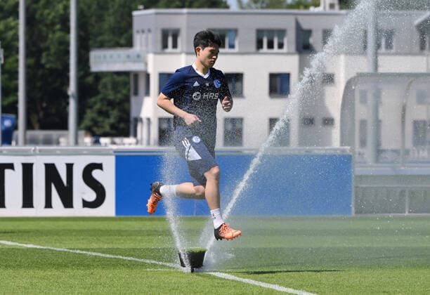 Sport Themen der Woche KW25 Dong gyeong Lee (FC Schalke 04) 22.06.2022, Fussball GER, Saison 2022 23, 1. Bundesliga, Trainingsauftakt FC Schalke 04, Foto: Maik Hölter TEAM2sportphoto Gelsenkirchen Parkstadion Nordrhein Westfalen Deutschland *** Dong gyeong Lee FC Schalke 04 22 06 2022, football GER, season 2022 23, 1 Bundesliga, training kick-off FC Schalke 04, photo Maik Hölter TEAM2sportphoto Gelsenkirchen Parkstadion Nordrhein Westfalen Germany Team2