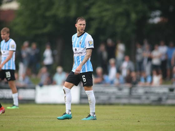 Aschau, Deutschland 22. Juni 2022: Fussball, Herren, Testspiel, Saison 2022 2023, SV Aschau - TSV 1860 München, Veilchen-Arena Tim Rieder (TSV 1860 München) dreht sich um