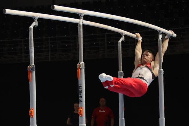 Sport Bilder des Tages DEU, Geraeteturnen, 23.06.2022, Max-Schmeling-Halle, Berlin, DEU, Geraeteturnen, im Bild Philip Herder vom SC Berlin, Barren Foto: Juergen Engler nordphoto GmbH