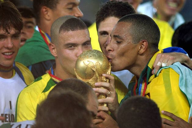 ARCHIVFOTO: Vor zwanzig Jahren, am 30. Juni 2002, gewann BRASILIEN zum fuenften Mal die Fussball-Weltmeisterschaft, SN_GER_BRA_019.JPG Deutschland-Brasilien 0-2 RONALDO (li) udn Gilberto Silva mit den WM Pokal Fussball Weltmeisterschaft 2002 Japan Korea,WM 2002,Finale,am 30.06.2002 *** ARCHIVE PHOTO Twenty years ago, on 30 June 2002, BRAZIL won the World Cup for the fifth time, SN GER BRA 019 JPG Germany Brazil 0 2 RONALDO li udn Gilberto Silva with the World Cup Football World Cup 2002 Japan Korea,World Cup 2002,Final,on 30 06 2002