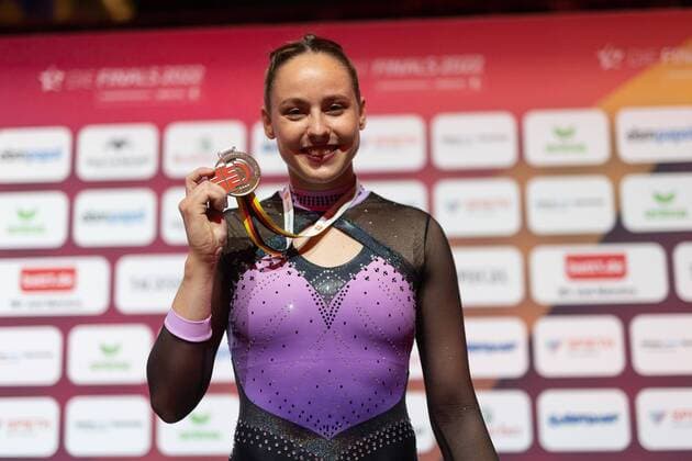 Sport Themen der Woche KW25 Sport Bilder des Tages 24.6.2022, Geräteturnen, Deutsche Meisterschaften in Berlin Sarah Voss (Turnzentrum Deutsche Sporthochschule Köln) wird deutsche Meisterin 2022 im Mehrkampf Berlin MAx-Schmeling-Halle Berlin Deutschland *** 24 6 2022, apparatus gymnastics, German championships in Berlin Sarah Voss Turnzentrum Deutsche Sporthochschule Köln becomes German champion 2022 in all-around Berlin MAx Schmeling Halle Berlin Germany