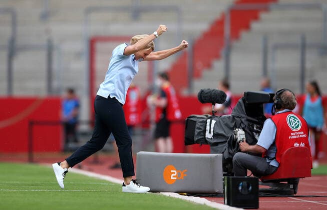 Sport Themen der Woche KW25 24.06.2022, Fussball, Frauen Länderspiel, Freundschaftsspiel, Deutschland - Schweiz, im Steigerwaldstadion Erfurt. Jubel Bundestrainerin Martina Voss-Tecklenburg (Deutschland) zum Tor zum 2:0 ***DFL and DFB regulations prohibit any use of photographs as image sequences and or quasi-video.*** *** 24 06 2022, football, womens international, friendly match, Germany Switzerland, at Steigerwaldstadion Erfurt cheering national coach Martina Voss Tecklenburg Germany to score 2 0 DFL and DFB regulations prohibit any use of photographs as image sequences and or quasi video