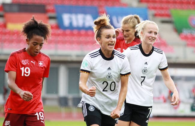 Sport Themen der Woche KW25 GER, Laenderspiel, Frauen, Deutschland vs. Schweiz 24.06.2022, Erfurt, Steigerwaldstadion Arena Erfurt, GER, Saison 2022 2022, Frauen- Nationalmannschaft DFB Laenderspiel Deutschland vs Schweiz im Bild Torjubel Lina Magull (Deutschland) nach dem Tor zum 2:0 *** GER, Laenderspiel, Frauen, Germany vs Switzerland 24 06 2022, Erfurt, Steigerwaldstadion Arena Erfurt, GER, Saison 2022 2022, Frauen Nationalmannschaft DFB Laenderspiel Deutschland vs Schweiz im Bild Torjubel Lina Magull Germany nach dem Tor zum 2 0