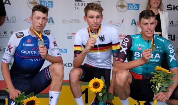 Sport Themen der Woche KW25 Sport Bilder des Tages 24.06.2022 xkhx Marsberg, Radsport DM Deutsche Straßenrad-Meisterschaften Siegerehrung Einzelzeitfahren der Männe 2. Platz Jannik Steimle Sieger Lennard Kämna 3. Platz Nils Politt, *** 24 06 2022 xkhx Marsberg, cycling DM German road cycling championships award ceremony individual time trial of men 2 place Jannik Steimle winner Lennard Kämna 3 place Nils Politt,