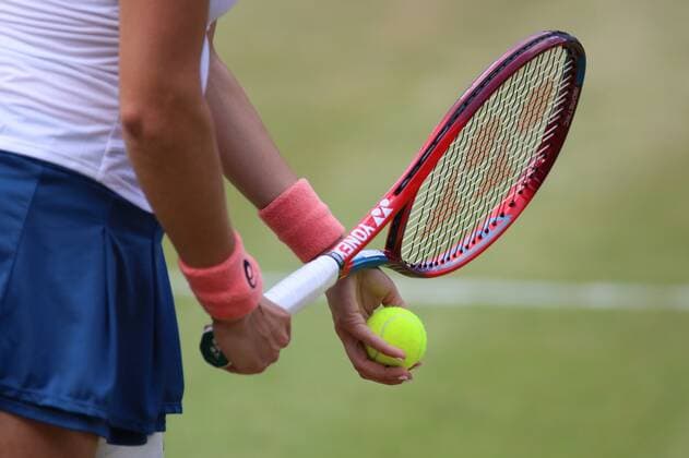 24.06.2022, xcex, GER, Bad Homburg vor der Höhe, Kurpark, Tennis WTA, Tennis Damen 250 Bad Homburg Open, Spielbank Bad Homburg Centre Court, Symbolbild, Tennisschlaeger, Tennisball, Halbfinale zwischen Caroline Garcia und Alizà Cornet