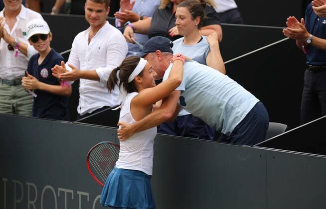 24.06.2022, xcex, GER, Bad Homburg vor der Höhe, Kurpark, Tennis WTA, Tennis Damen 250 Bad Homburg Open, Spielbank Bad Homburg Centre Court, Halbfinale zwischen Caroline Garcia und AlizÃ Cornet Bild zeigt: Caroline GARCIA (FRA) mit Trainer Bertrand Perret