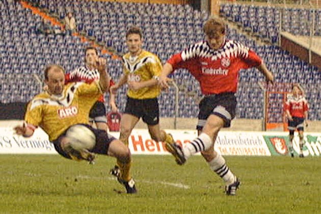 Aus 2. BL. Saison 1995 96 Hannover 96 - 1. FC Nürnberg 2:2 am 29.04.1996. Im Foto: Han96 Spieler Reinhold Daschner gegen Thomas Brunner *** From 2 BL season 1995 96 Hannover 96 1 FC Nürnberg 2 2 on 29 04 1996 In the photo Han96 player Reinhold Daschner against Thomas Brunner