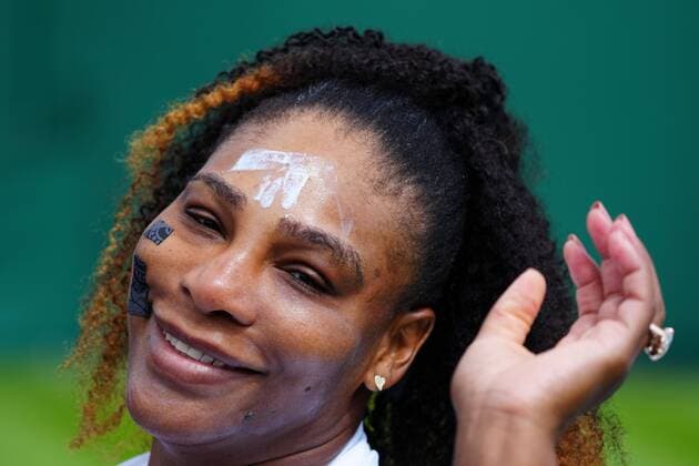 Sport Themen der Woche KW25 Mandatory Credit: Photo by Javier Garcia Shutterstock (12999923ai) Serena Williams has sun cream applied to her face by one of her team Wimbledon Saturday Practice, Wimbledon, London, UK - 25 Jun 2022 Wimbledon Saturday Practice, Wimbledon, London, UK - 25 Jun 2022  Copyright: xJavierxGarcia Shutterstockx 12999923ai