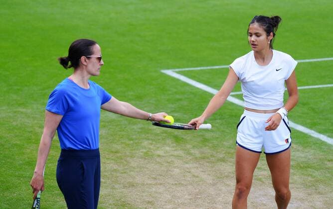 Mandatory Credit: Photo by Javier Garcia Shutterstock (12999923bz) Emma Raducanu practices with coach Jane O Donoghue Wimbledon Saturday Practice, Wimbledon, London, UK - 25 Jun 2022 Wimbledon Saturday Practice, Wimbledon, London, UK - 25 Jun 2022  Copyright: xJavierxGarcia Shutterstockx 12999923bz