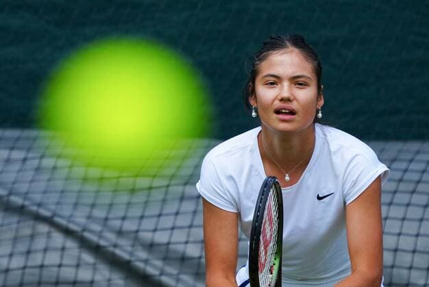 Sport Bilder des Tages Mandatory Credit: Photo by Javier Garcia Shutterstock (12999923cv) Emma Raducanu practices Wimbledon Saturday Practice, Wimbledon, London, UK - 25 Jun 2022 Wimbledon Saturday Practice, Wimbledon, London, UK - 25 Jun 2022  Copyright: xJavierxGarcia Shutterstockx 12999923cv