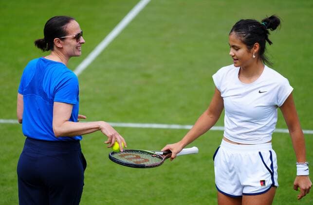 Mandatory Credit: Photo by Javier Garcia Shutterstock (12999923cj) Emma Raducanu practices with coach Jane O Donoghue Wimbledon Saturday Practice, Wimbledon, London, UK - 25 Jun 2022 Wimbledon Saturday Practice, Wimbledon, London, UK - 25 Jun 2022  Copyright: xJavierxGarcia Shutterstockx 12999923cj