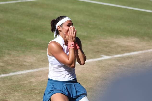 25.06.2022, xcex, GER, Bad Homburg vor der Höhe, Kurpark, Tennis WTA, Tennis Damen 250 Bad Homburg Open, Spielbank Bad Homburg Centre Court, Finale, zwischen Bianca Andreescu und Caroline Garcia Bild zeigt: Siegerin Caroline GARCIA (FRA)