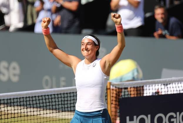 25.06.2022, xcex, GER, Bad Homburg vor der Höhe, Kurpark, Tennis WTA, Tennis Damen 250 Bad Homburg Open, Spielbank Bad Homburg Centre Court, Finale, zwischen Bianca Andreescu und Caroline Garcia Bild zeigt: Siegerin Caroline GARCIA (FRA)