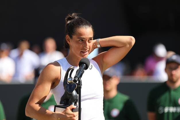 25.06.2022, xcex, GER, Bad Homburg vor der Höhe, Kurpark, Tennis WTA, Tennis Damen 250 Bad Homburg Open, Spielbank Bad Homburg Centre Court, Finale, zwischen Bianca Andreescu und Caroline Garcia Bild zeigt: Siegerin Caroline GARCIA (FRA)