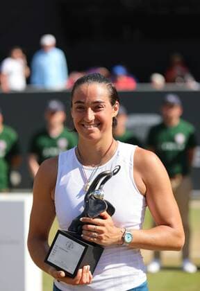 25.06.2022, xcex, GER, Bad Homburg vor der Höhe, Kurpark, Tennis WTA, Tennis Damen 250 Bad Homburg Open, Spielbank Bad Homburg Centre Court, Finale, zwischen Bianca Andreescu und Caroline Garcia Bild zeigt: Siegerin Caroline GARCIA (FRA)