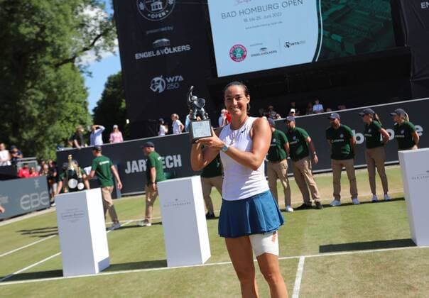 25.06.2022, xcex, GER, Bad Homburg vor der Höhe, Kurpark, Tennis WTA, Tennis Damen 250 Bad Homburg Open, Spielbank Bad Homburg Centre Court, Finale, zwischen Bianca Andreescu und Caroline Garcia Bild zeigt: Siegerin Caroline GARCIA (FRA)