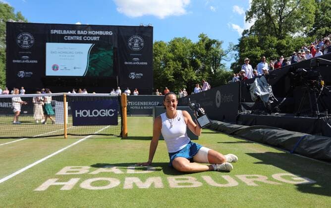 25.06.2022, xcex, GER, Bad Homburg vor der Höhe, Kurpark, Tennis WTA, Tennis Damen 250 Bad Homburg Open, Spielbank Bad Homburg Centre Court, Finale, zwischen Bianca Andreescu und Caroline Garcia Bild zeigt: Siegerin Caroline GARCIA (FRA)