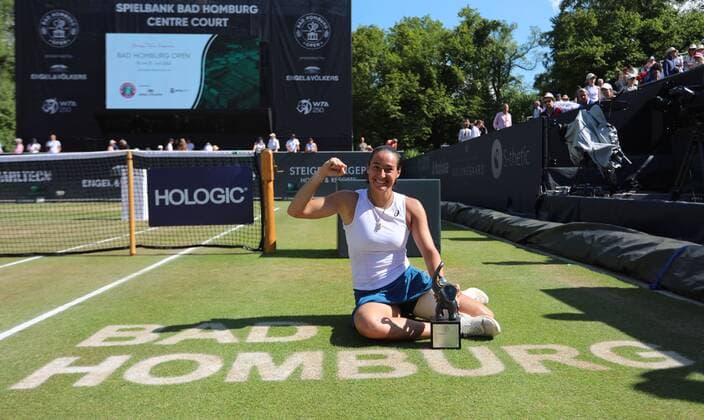 25.06.2022, xcex, GER, Bad Homburg vor der Höhe, Kurpark, Tennis WTA, Tennis Damen 250 Bad Homburg Open, Spielbank Bad Homburg Centre Court, Finale, zwischen Bianca Andreescu und Caroline Garcia Bild zeigt: Siegerin Caroline GARCIA (FRA)