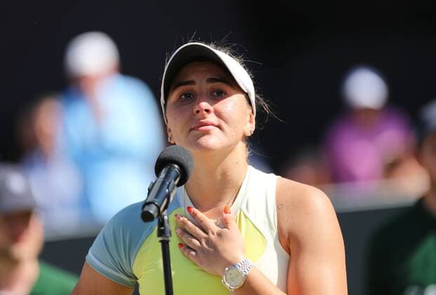 25.06.2022, xcex, GER, Bad Homburg vor der Höhe, Kurpark, Tennis WTA, Tennis Damen 250 Bad Homburg Open, Spielbank Bad Homburg Centre Court, Finale, zwischen Bianca Andreescu und Caroline Garcia Bild zeigt: Bianca ANDREESCU (CAN), weinend bei ihrer Dankesrede