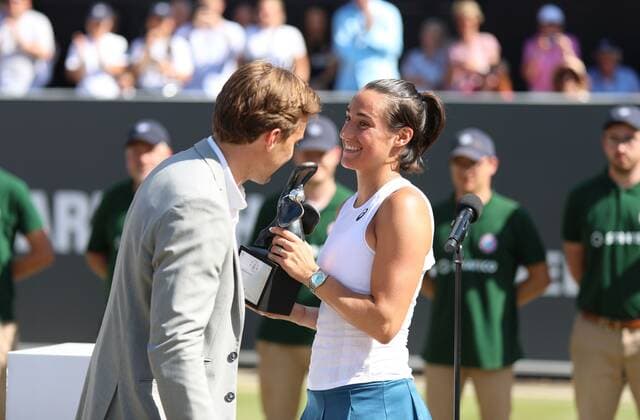 25.06.2022, xcex, GER, Bad Homburg vor der Höhe, Kurpark, Tennis WTA, Tennis Damen 250 Bad Homburg Open, Spielbank Bad Homburg Centre Court, Finale, zwischen Bianca Andreescu und Caroline Garcia Bild zeigt: Siegerin Caroline GARCIA (FRA) mit Trophaee und Turnierdirektor Aljoscha Thron