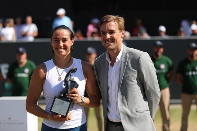 25.06.2022, xcex, GER, Bad Homburg vor der Höhe, Kurpark, Tennis WTA, Tennis Damen 250 Bad Homburg Open, Spielbank Bad Homburg Centre Court, Finale, zwischen Bianca Andreescu und Caroline Garcia Bild zeigt: Siegerin Caroline GARCIA (FRA) mit Turnierdirektor Aljoscha Thron
