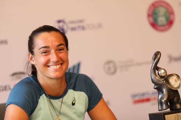25.06.2022, xcex, GER, Bad Homburg vor der Höhe, Kurpark, Tennis WTA, Tennis Damen 250 Bad Homburg Open, Spielbank Bad Homburg Centre Court, Finale, zwischen Bianca Andreescu und Caroline Garcia Bild zeigt: Siegerin Caroline GARCIA (FRA) waehrend der Pressekonferenz mit Kette von Ole Lynngagard und Trophaee