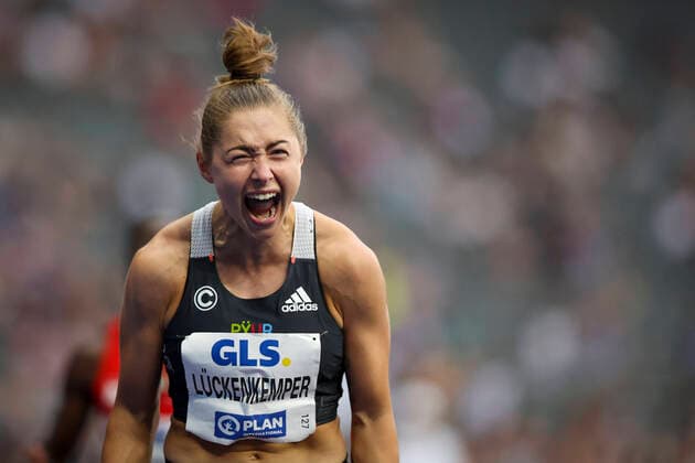 Sport Themen der Woche KW25 Sport Bilder des Tages Deutsche Leichtathletik-Meisterschaften; Berlin, 25.06.2022 10,99s auf 100m: Gina Lueckenkemper (SCC Berlin); Deutsche Leichtathletik-Meisterschaften am 25.06.2022 im Olympiastadion, Berlin (Berlin) an Tag 1 (Nachmittags-Session). *** German Athletics Championships Berlin, 25 06 2022 10.99s at 100m Gina Lueckenkemper SCC Berlin German Athletics Championships on 25 06 2022 at the Olympiastadion, Berlin Berlin on Day 1 Afternoon Session Copyright: xBEAUTIFULxSPORTS AxelxKohringx